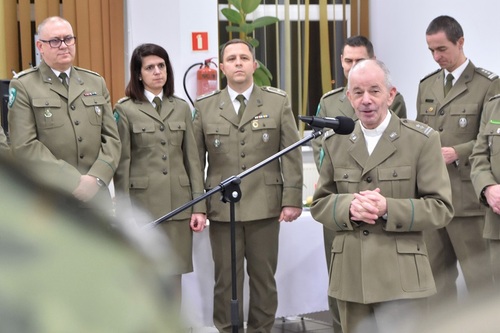 Kapelan ppłk SG Lucjan Dolny przemawia do funkcjonariuszy uczestniczących w spotkaniu Kapelan ppłk SG Lucjan Dolny przemawia do funkcjonariuszy uczestniczących w spotkaniu