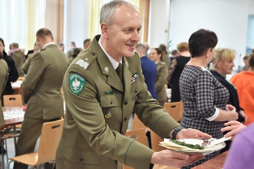 Rektor-Komendant WSSG częstuje opłatkiem Rektor-Komendant WSSG częstuje opłatkiem