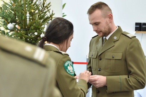 Funkcjonariusze SG podczas dzielenia się opłatkiem Funkcjonariusze SG podczas dzielenia się opłatkiem