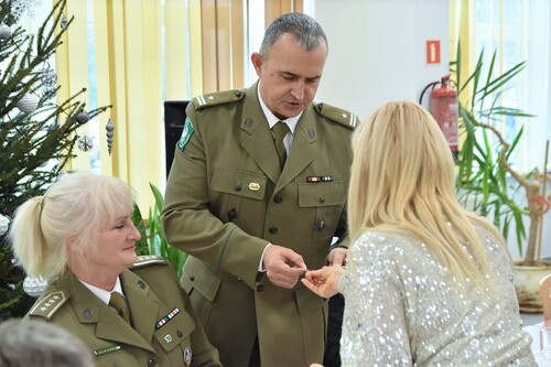 Uczestnicy spotkania podczas dzielenia się opłatkiem Uczestnicy spotkania podczas dzielenia się opłatkiem