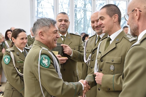 Płk SG Adam Gawrysiak przyjmuje podziękowania Płk SG Adam Gawrysiak przyjmuje podziękowania